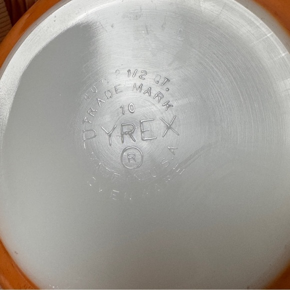 Vintage Pyrex bowl  Flamenglo 2 1/2 quart nesting  mixing bowl - Picture 8 of 11